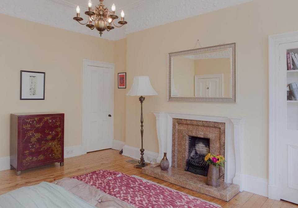 Bed, Day, Decorative detail, Bedroom, Guests, children, group of guests, cot, Family