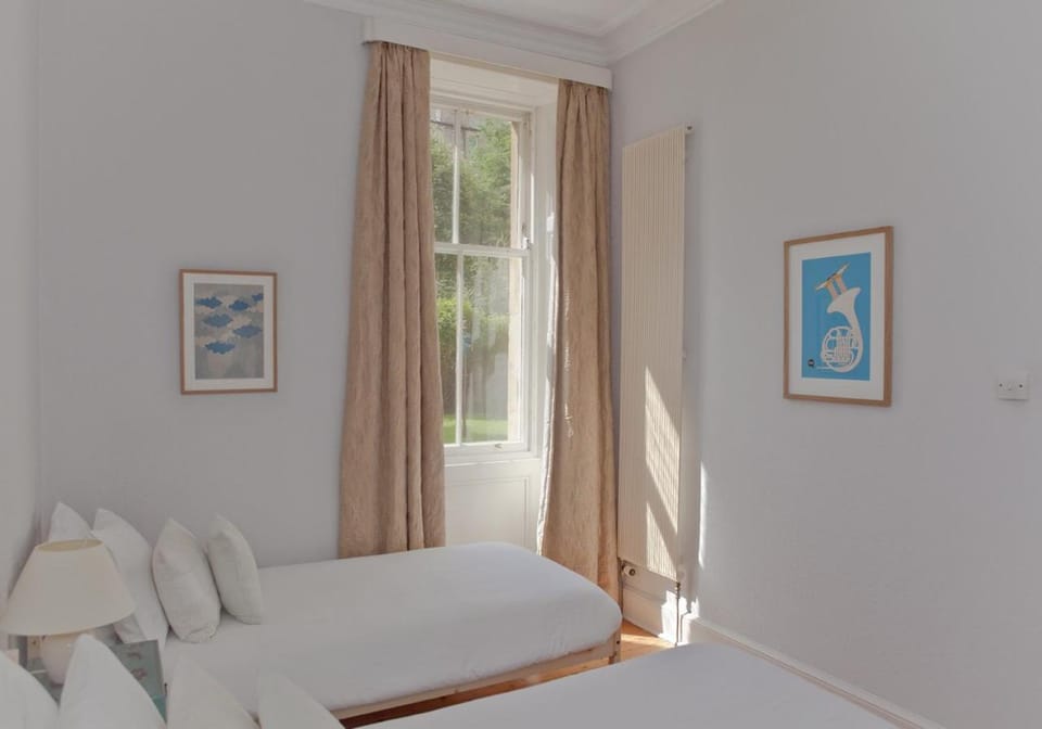 Bed, Day, View (from property/room), Decorative detail, Bedroom, Guests, Garden view, children, group of guests, Family