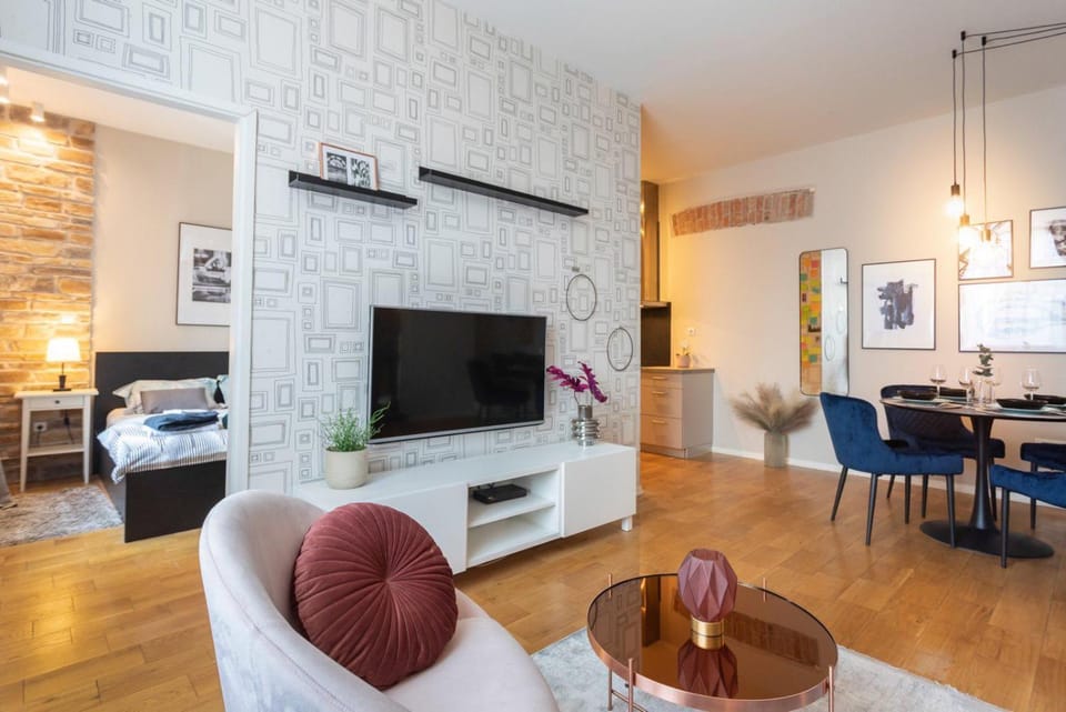 TV and multimedia, Kitchen or kitchenette, Living room, Seating area, Dining area