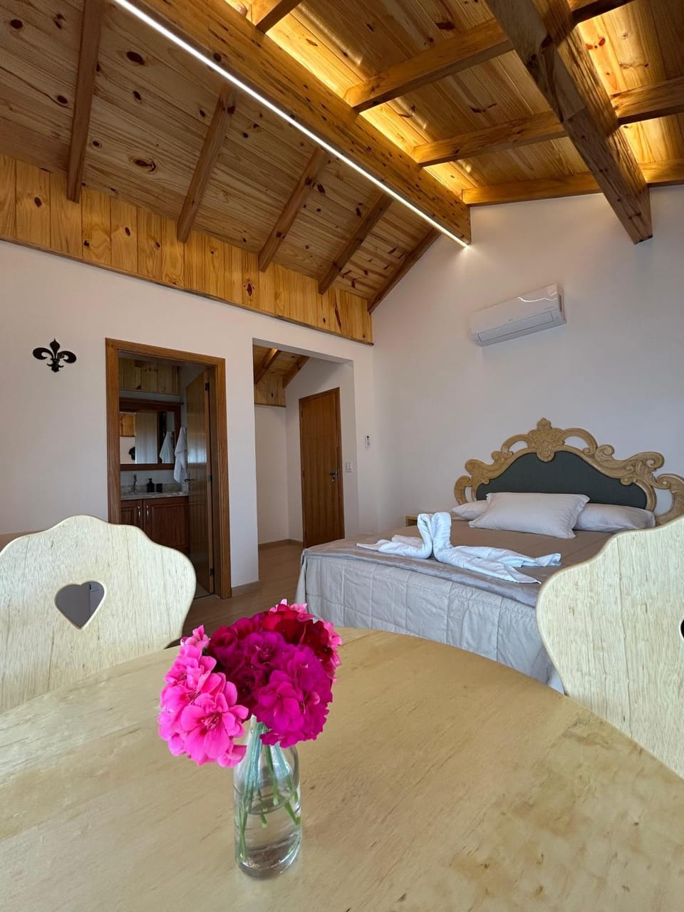 Bed, Photo of the whole room, Dining area, Bedroom, air conditioner