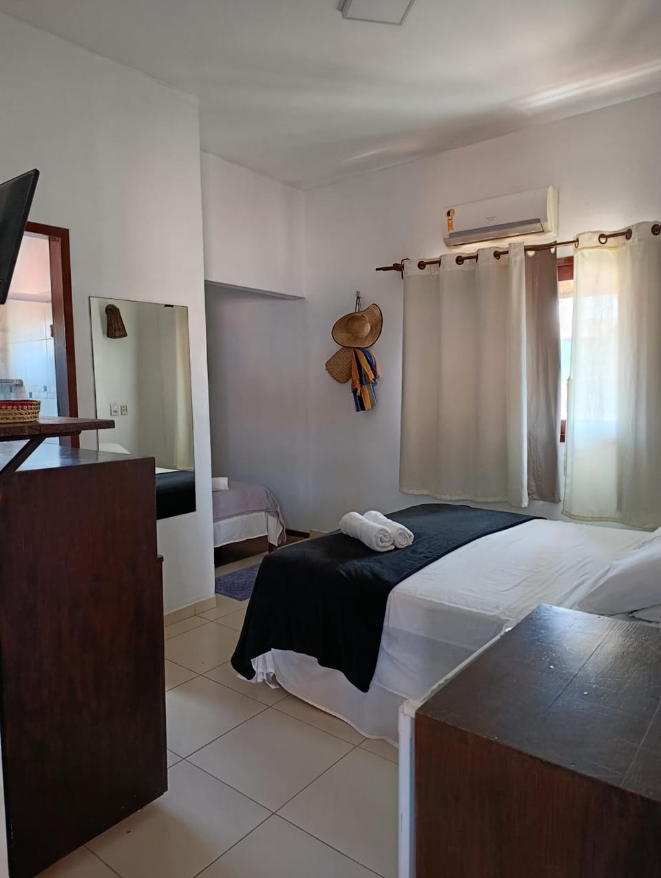 Photo of the whole room, Bedroom