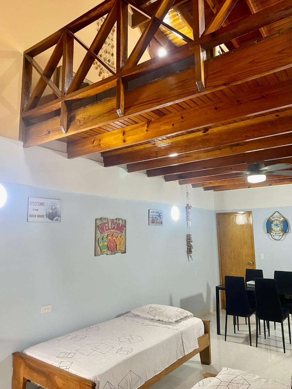 Bed, Dining area