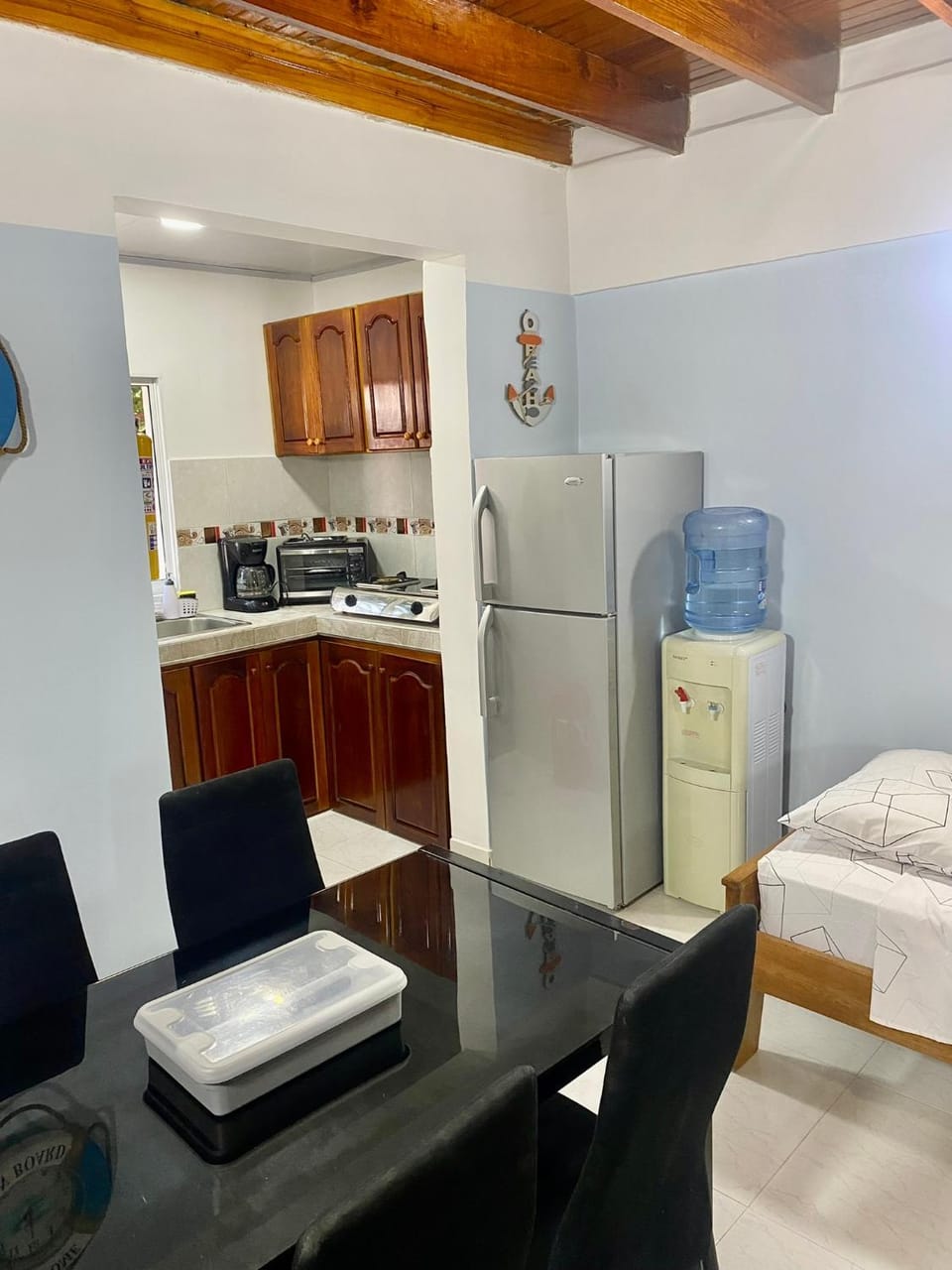 Kitchen or kitchenette, Dining area