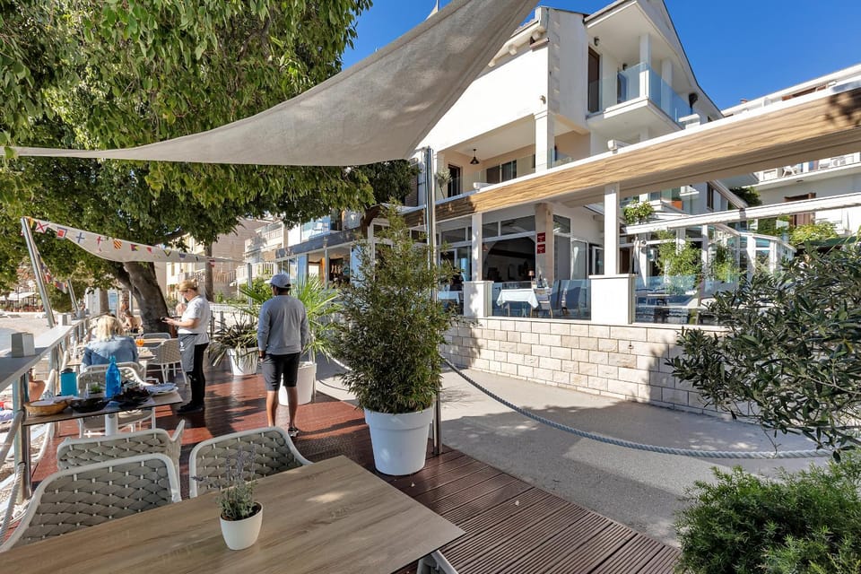 Property building, Restaurant/places to eat, Day