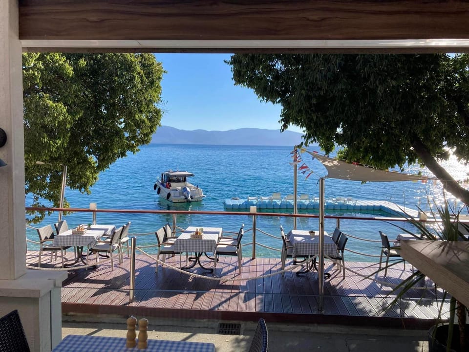 Restaurant/places to eat, Balcony/Terrace