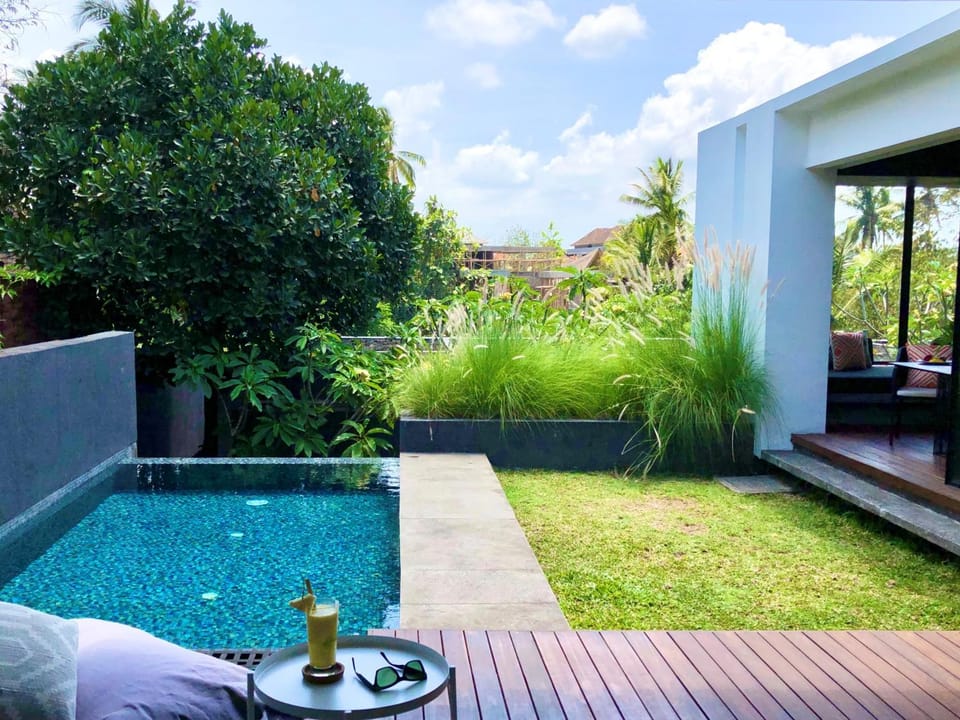 View (from property/room), Dining area, Garden view, Swimming pool