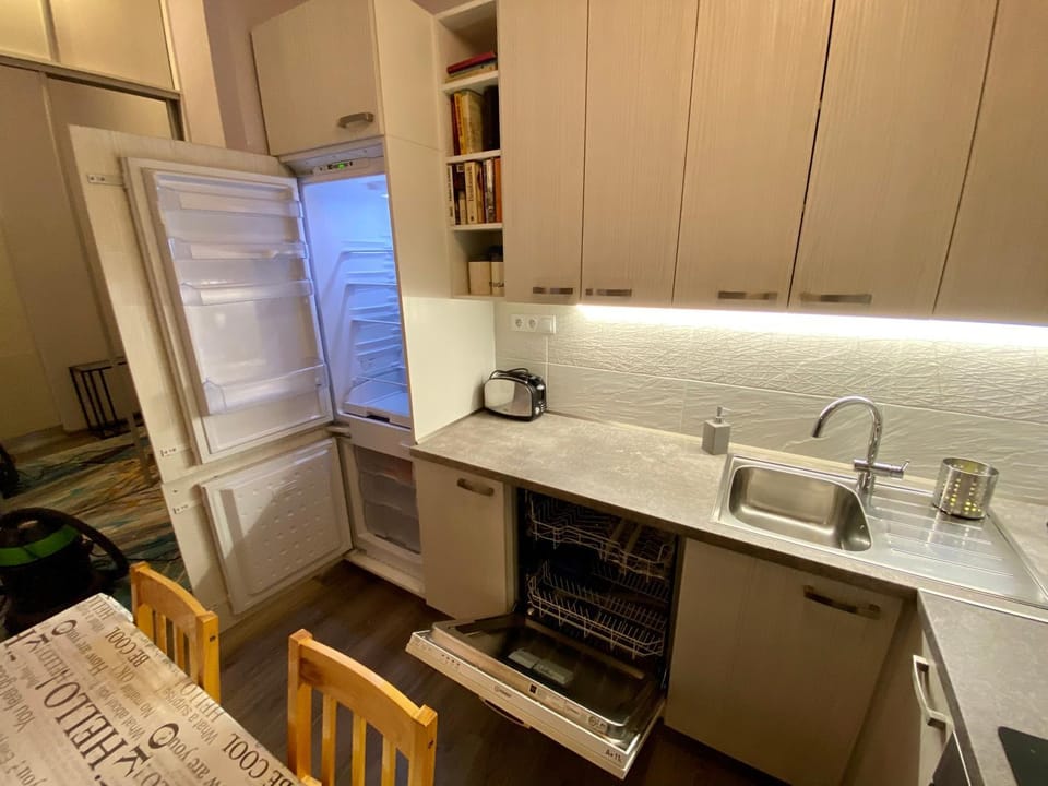 Kitchen or kitchenette, Dining area