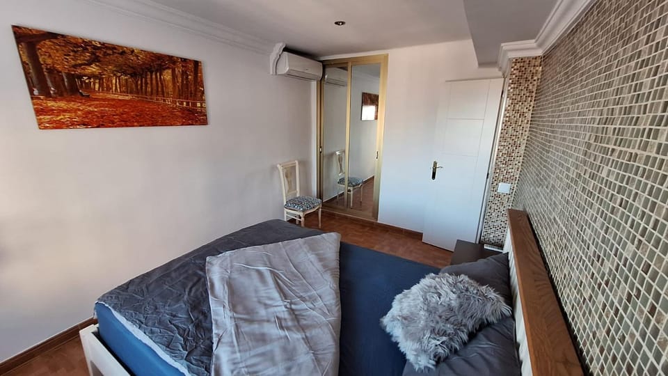Bed, Photo of the whole room, Seating area, Bedroom