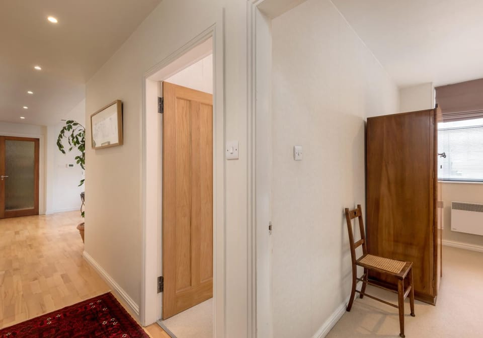 Shower, Toilet, Facade/entrance, Bed, People, Bathroom, View (from property/room), Living room, Decorative detail, Seating area, Bedroom, Guests, children, young children, older children, group of guests, cot, Family