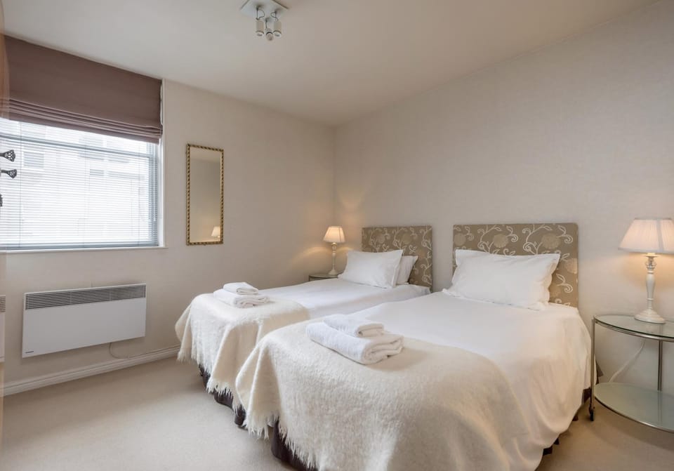 Bed, Day, People, View (from property/room), Decorative detail, Bedroom, Guests, Street view, children, young children, older children, group of guests, cot, Family