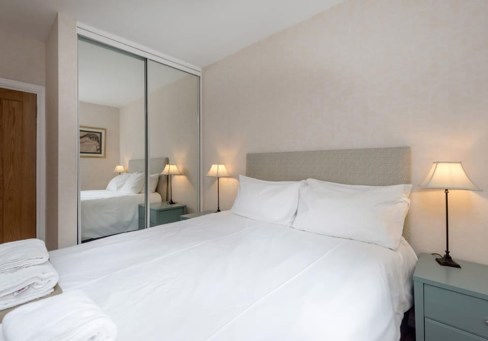 Bed, People, Decorative detail, Bedroom, Guests, children, young children, older children, group of guests, cot, Family
