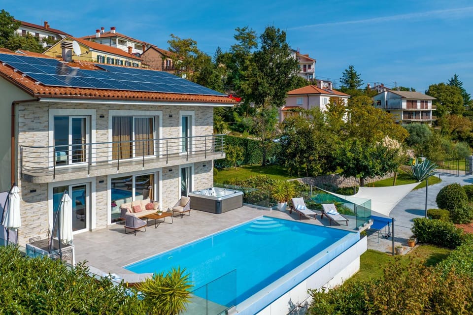 Villa Maelynn Opatija with Heated Pool and Sea View Villa in Rijeka