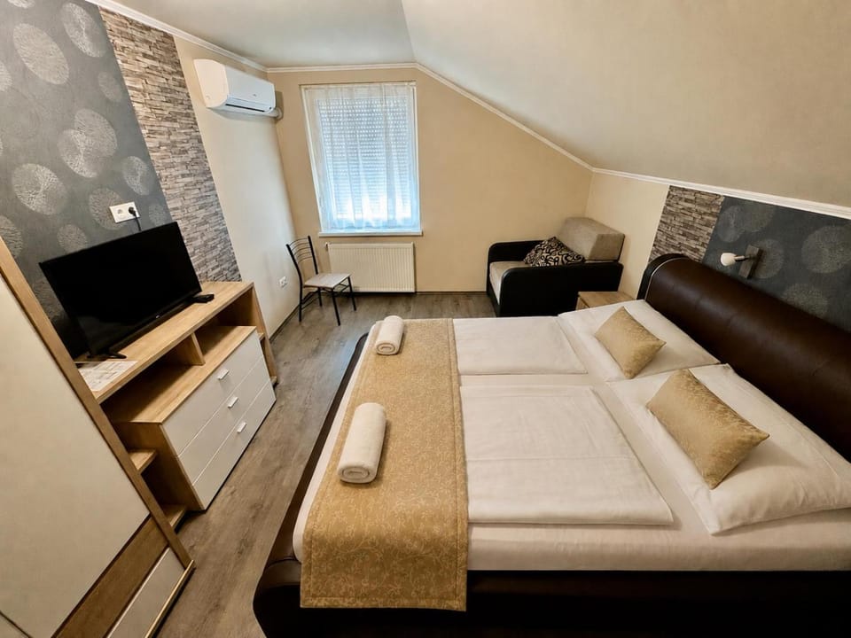 Bed, TV and multimedia, Bedroom