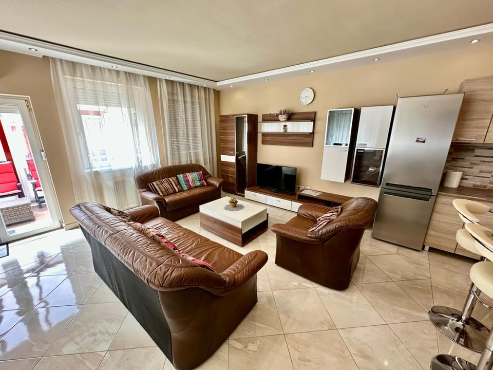 Communal lounge/ TV room, TV and multimedia, Living room, Seating area