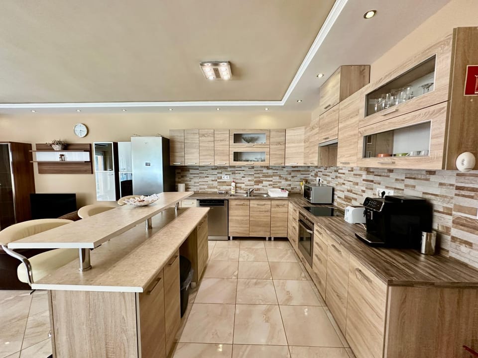 Communal lounge/ TV room, Kitchen or kitchenette