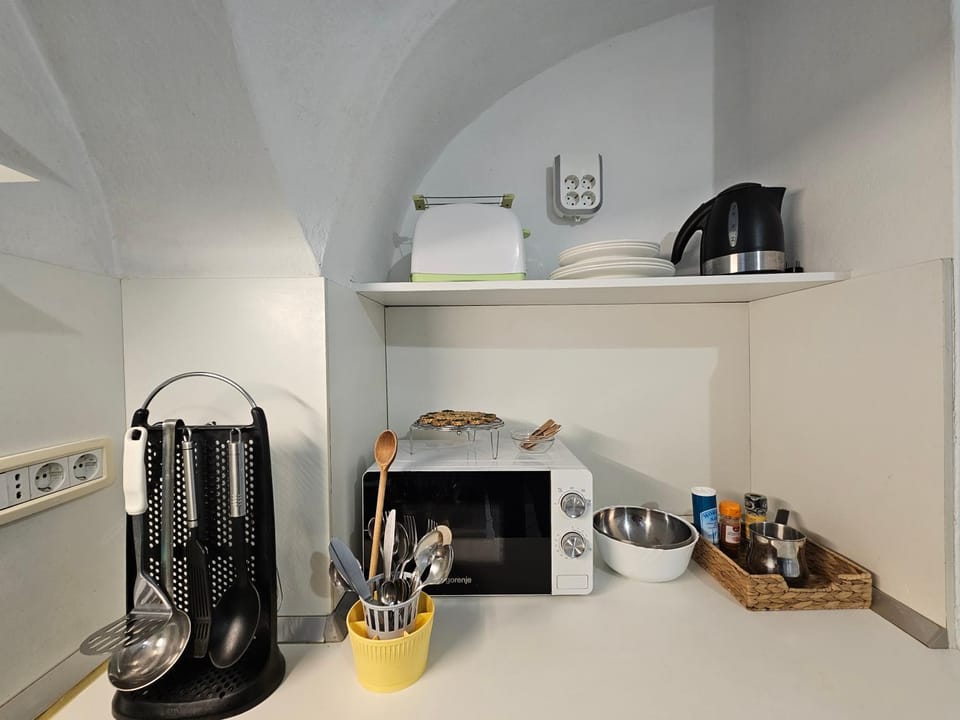 Property building, Kitchen or kitchenette, microwave, toaster