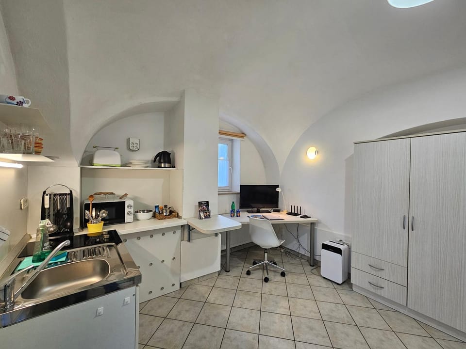 Property building, TV and multimedia, Kitchen or kitchenette, microwave, toaster