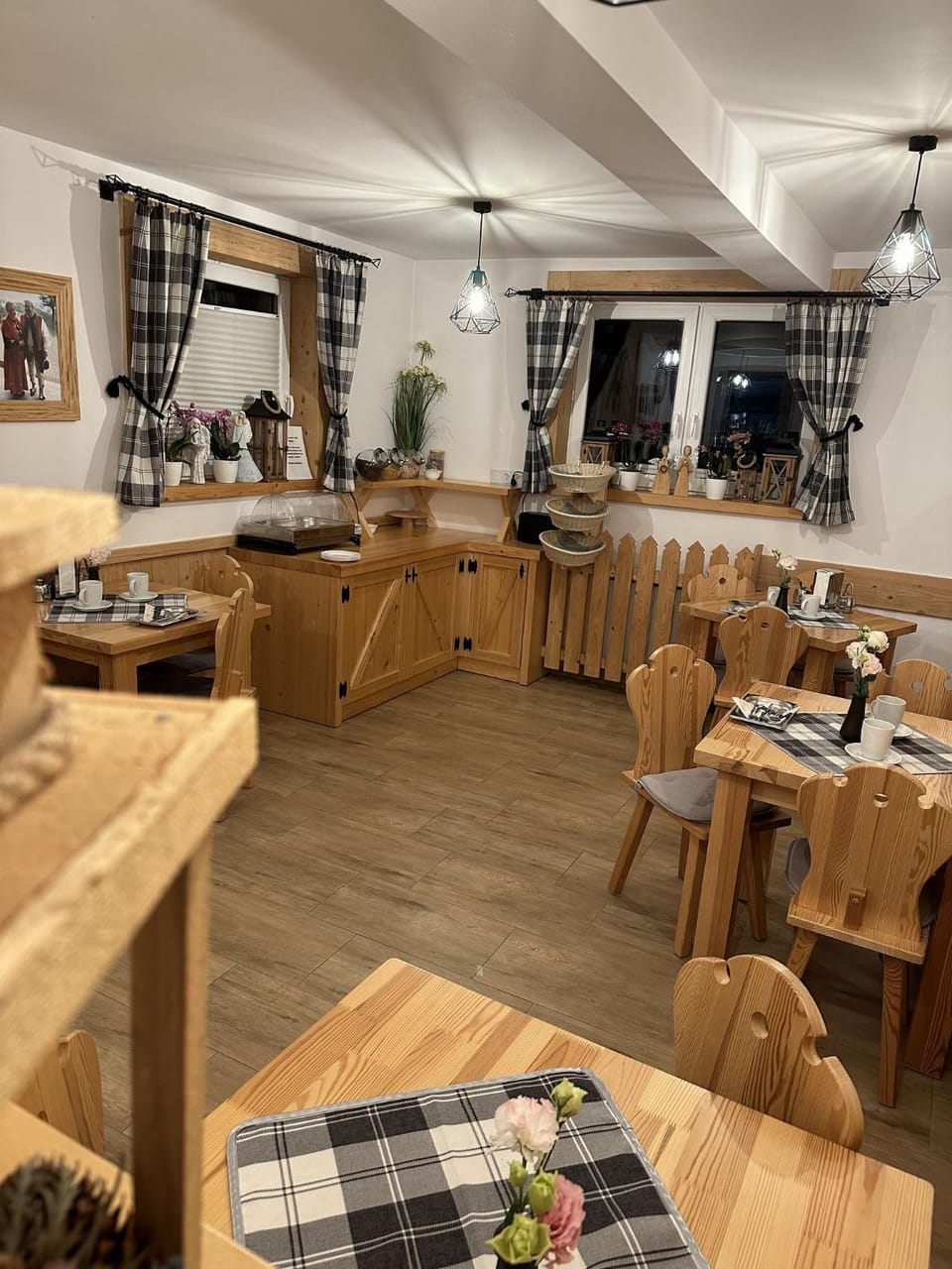 Restaurant/places to eat, Living room, Seating area, Breakfast