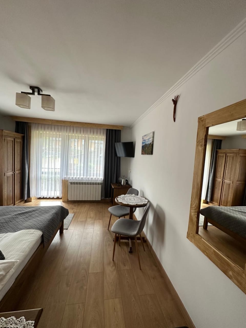 Bed, TV and multimedia, Living room, Photo of the whole room, Seating area, Bedroom