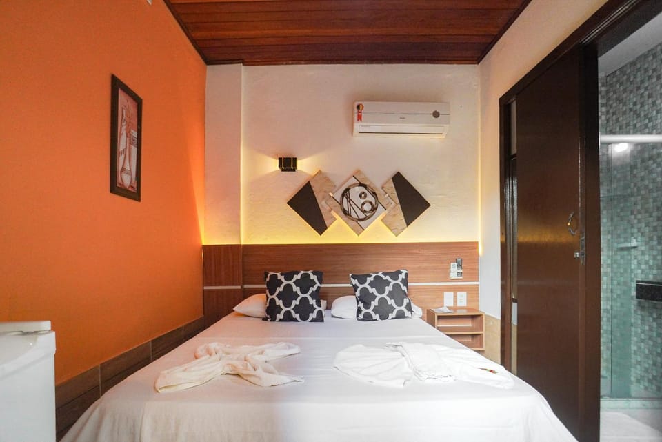 Bed, Photo of the whole room, Bedroom, minibar, towels, air conditioner