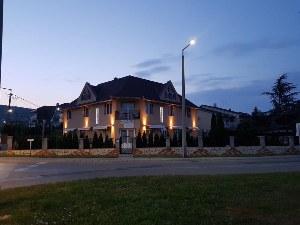 Sunrise Apartmanház Bed and Breakfast in Hungary