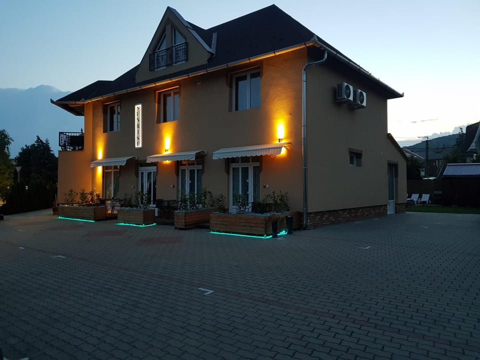 Sunrise Apartmanház Bed and Breakfast in Hungary
