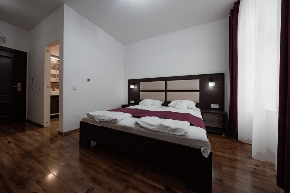 Bedroom, City view