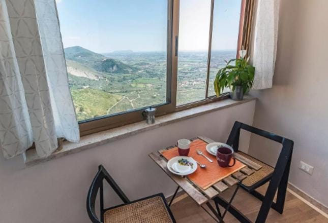 Coffee/tea facilities, View (from property/room), Balcony/Terrace, Dining area, Mountain view, Mountain view