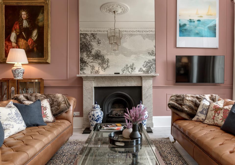 Nearby landmark, Restaurant/places to eat, Day, TV and multimedia, Living room, Decorative detail, Seating area, Tennis court, Hiking, Cycling, Evening entertainment, Guests, Landmark view, Area and facilities, Supermarket/grocery shop, Shopping Area, Entertainment, Seasons, Time of day, Sunrise, Sunset, children, older children, group of guests, cot, Family