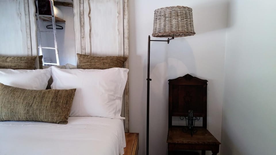 Bed, Photo of the whole room, Decorative detail, Bedroom