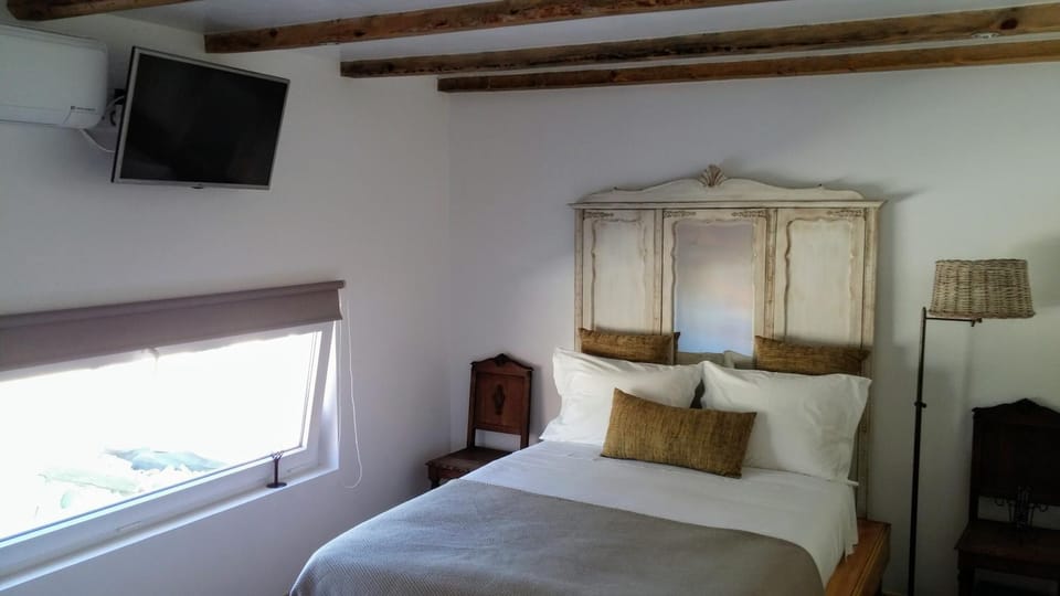 Bed, Photo of the whole room, Decorative detail, Bedroom