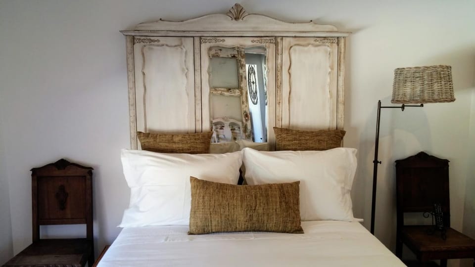 Bed, Photo of the whole room, Decorative detail, Bedroom