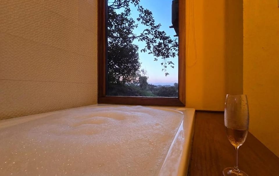Natural landscape, Hot Tub, Bedroom, Alcoholic drinks