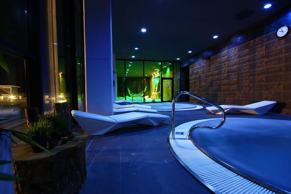 Hot Tub, Seating area