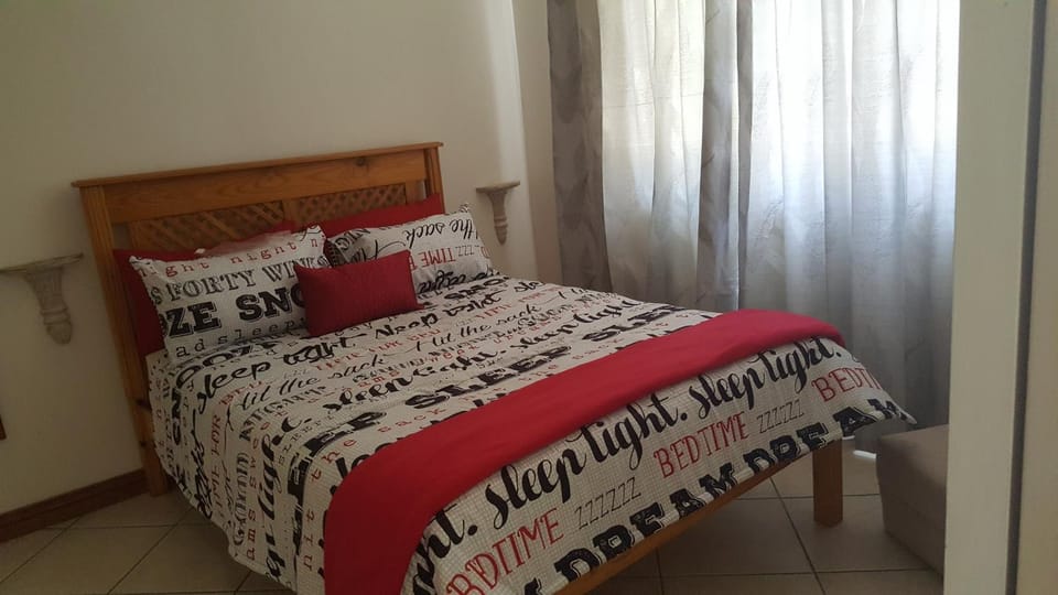 Staff, Bed, People, Photo of the whole room, Decorative detail, Family