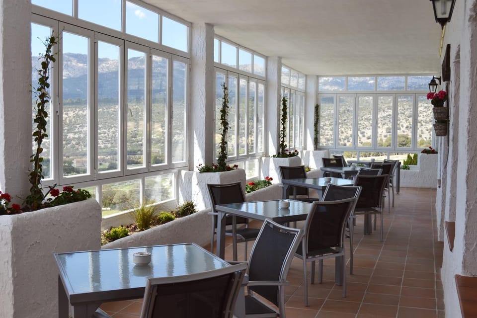 Restaurant/places to eat, Balcony/Terrace, Lounge or bar