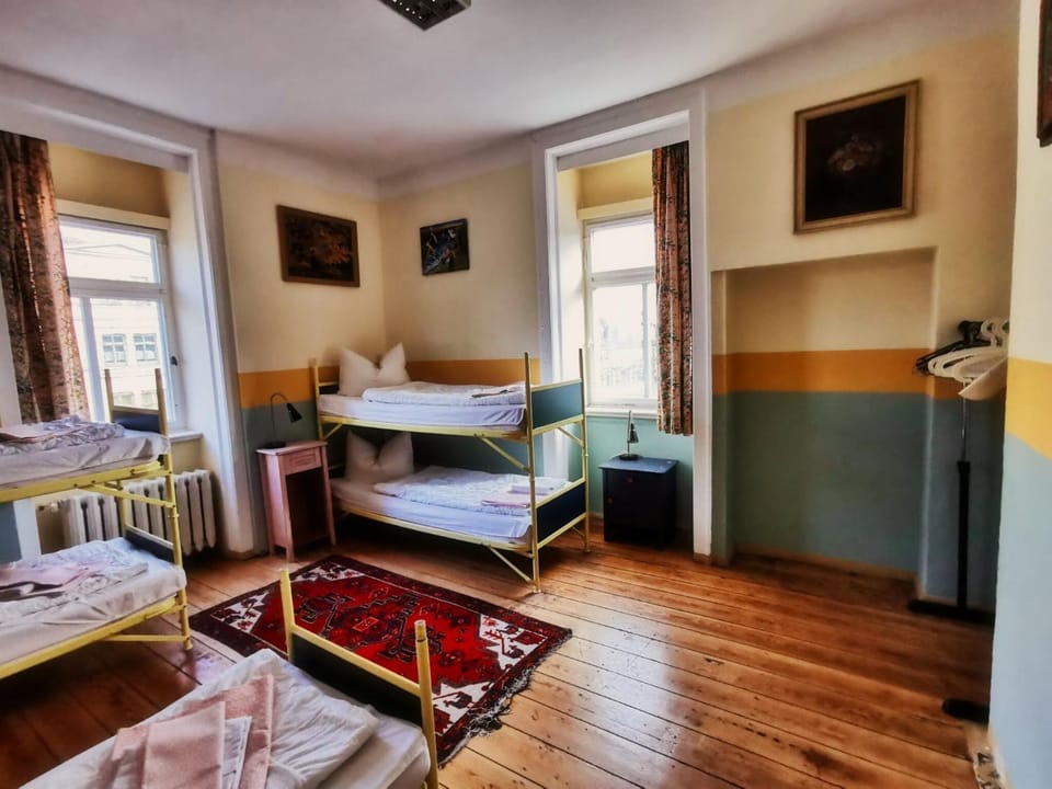 Bed, Photo of the whole room, bunk bed, Family