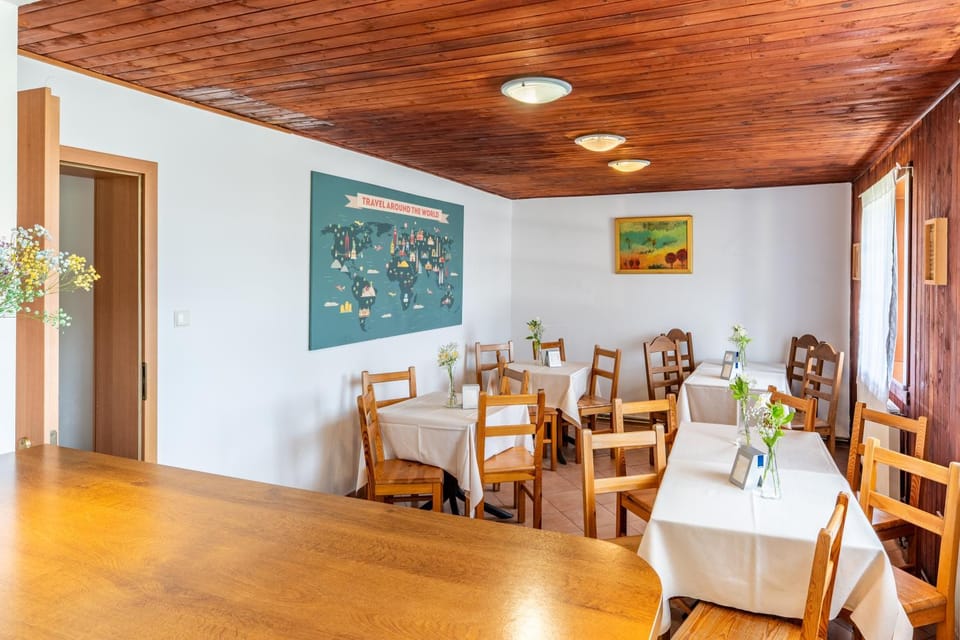 Restaurant/places to eat, Seating area, Dining area