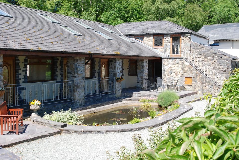 Property building, Patio, Facade/entrance, Day, Garden, Family