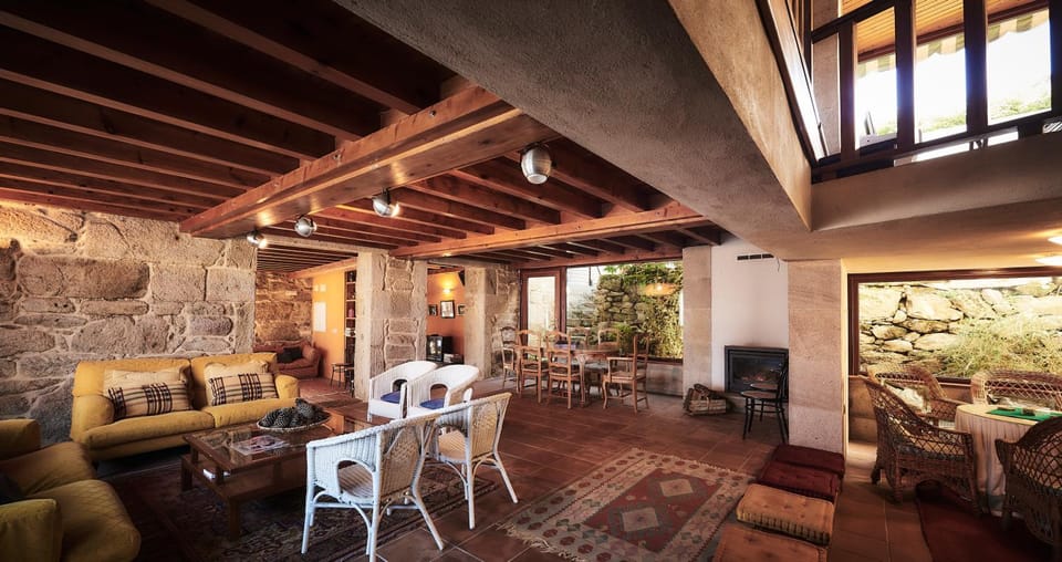 Patio, Communal lounge/ TV room, Facade/entrance, Library, Lounge or bar