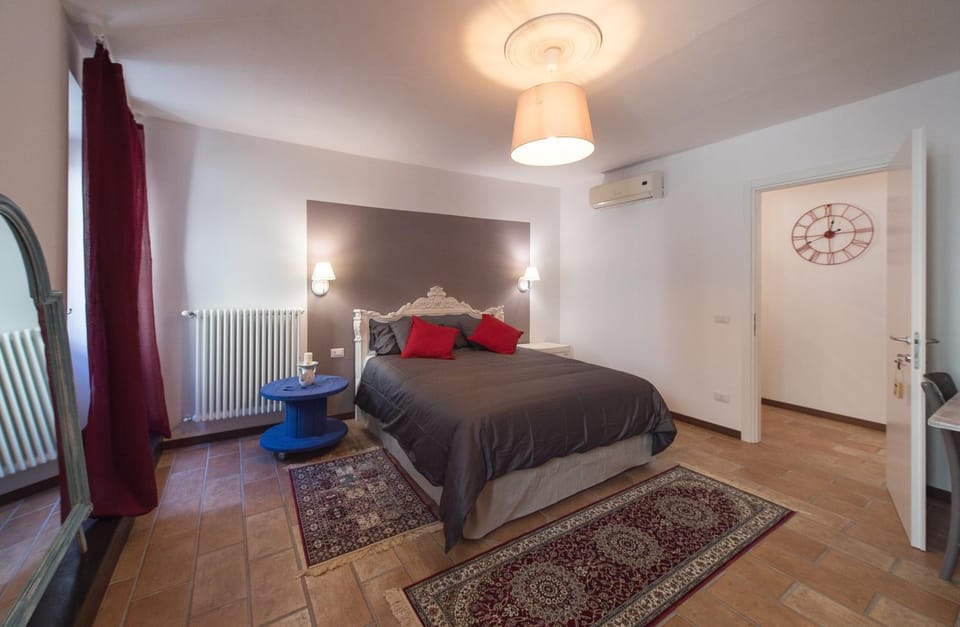 Photo of the whole room, cot