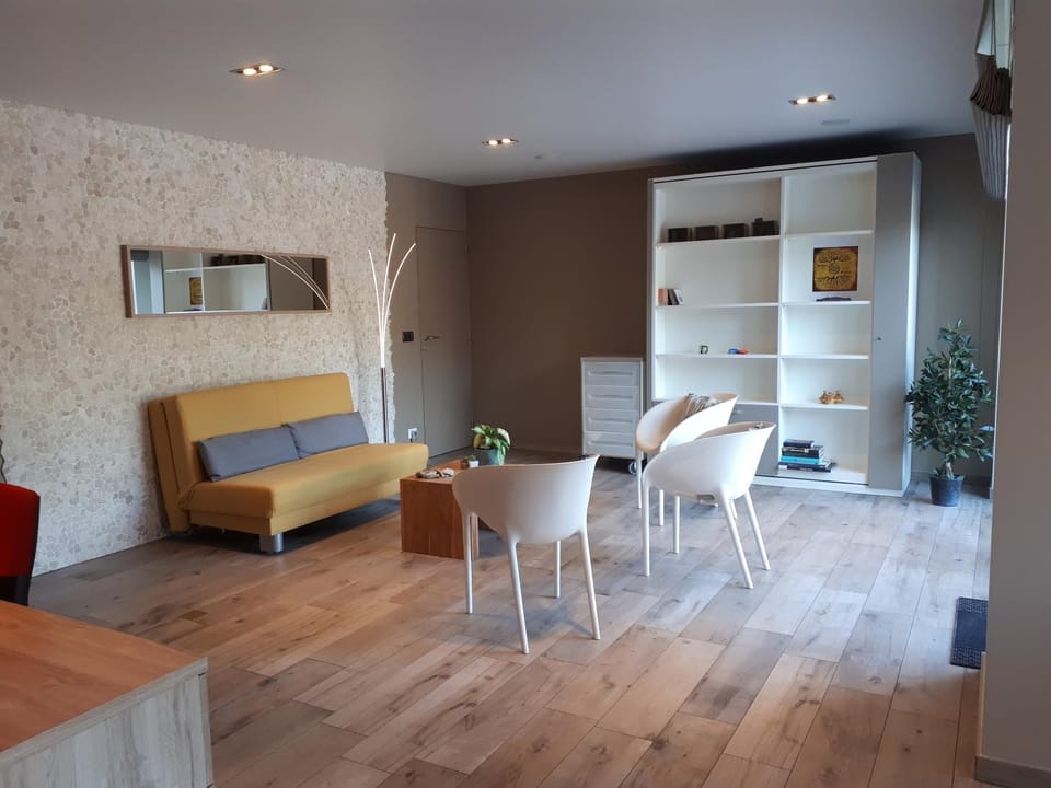 Bed, Living room