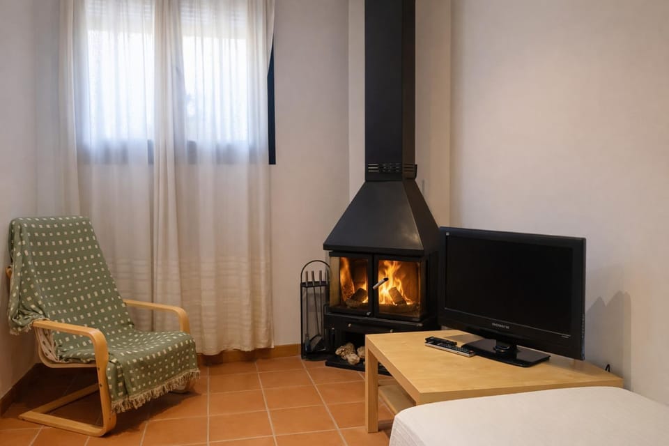 TV and multimedia, Dining area, fireplace