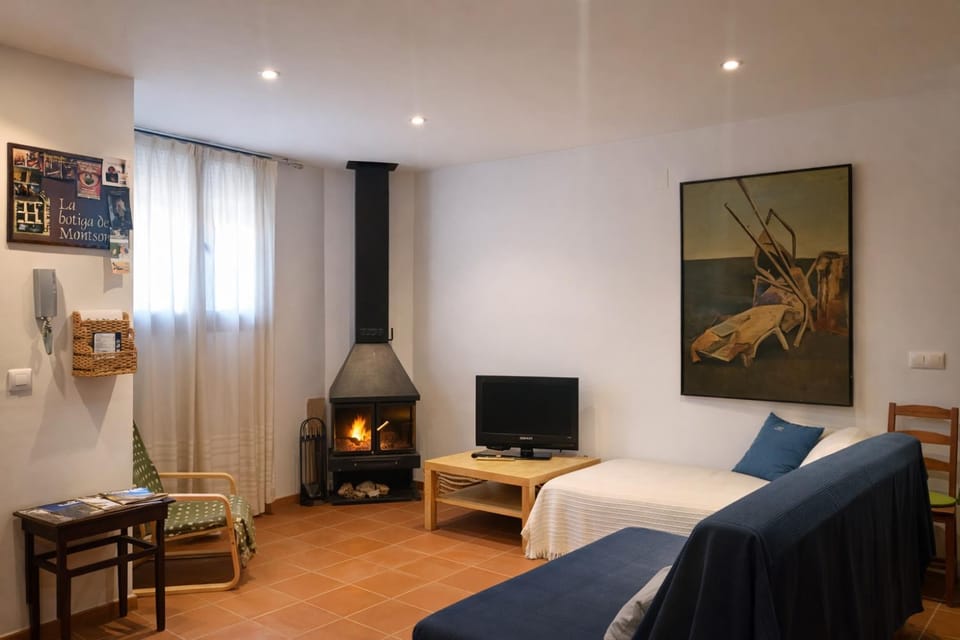 TV and multimedia, Living room, Dining area, fireplace