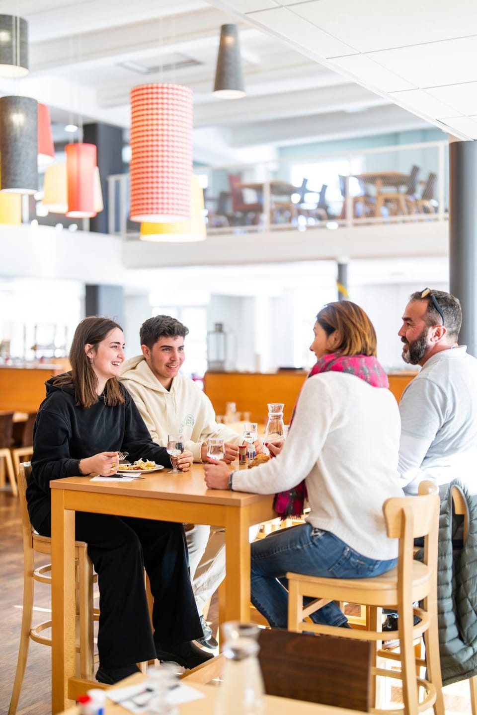 Restaurant/places to eat, Guests