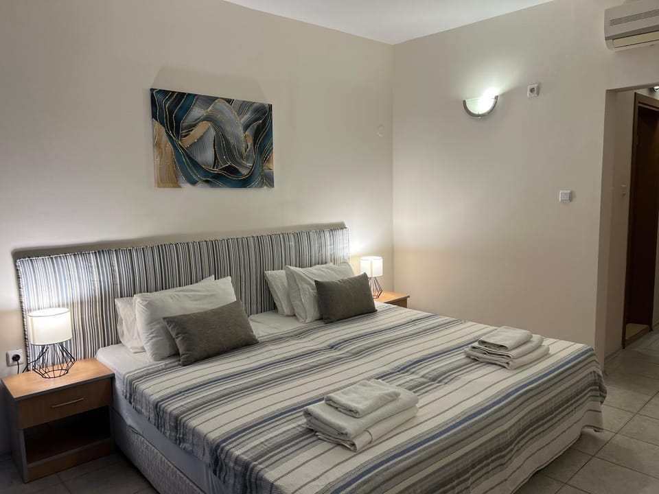 Bed, Photo of the whole room, Decorative detail, Bedroom, Family, internet, towels, air conditioner