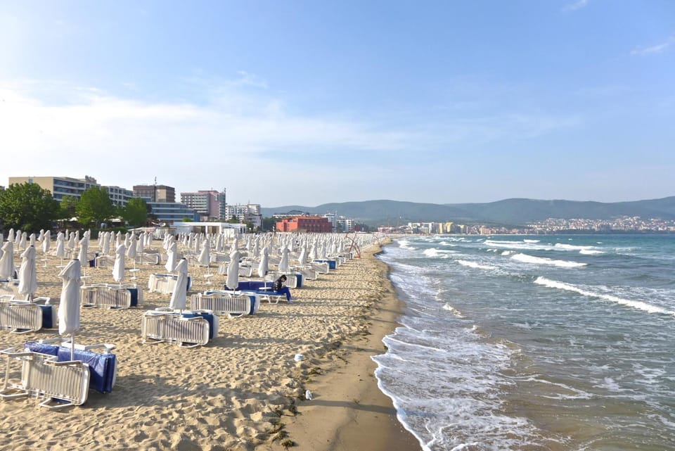 Nearby landmark, Day, Natural landscape, Beach, Mountain view, Sea view, Location, sunbed