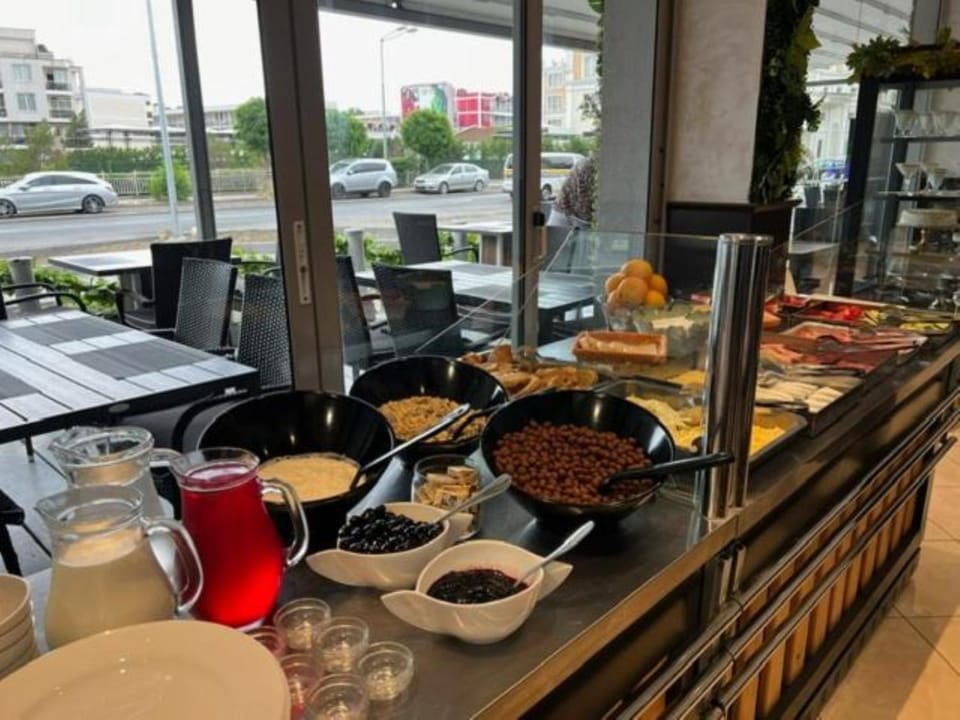 Restaurant/places to eat, Food and drinks, Banquet/Function facilities, On site, Food, Breakfast, Buffet breakfast, Lunch, Dinner, Drinks, Time of day, Location