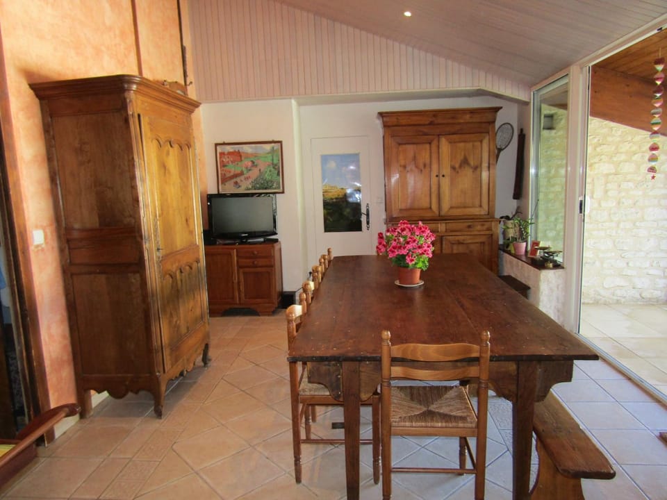 Summer, Dining area