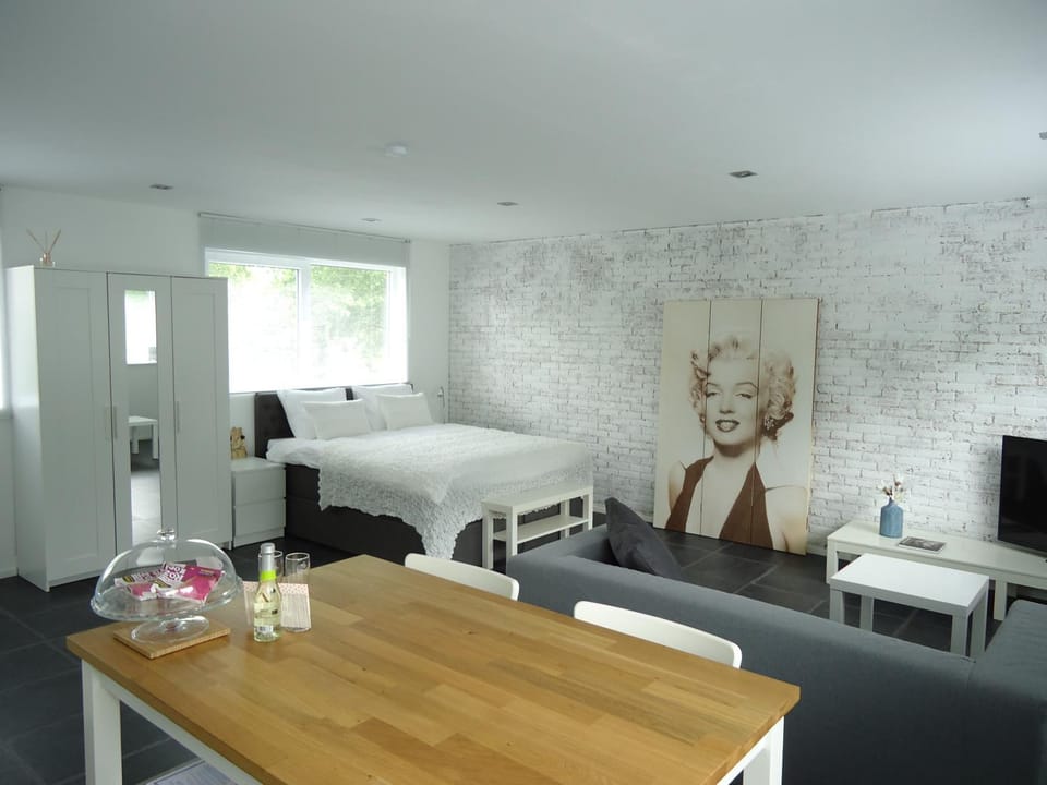 Photo of the whole room, Decorative detail